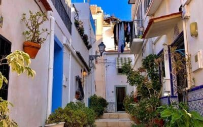 El Barrio de Santa Cruz| El corazón blanco y colorido de Alicante